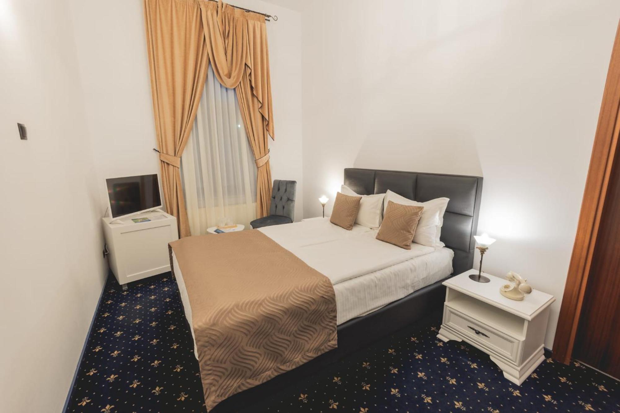 Hotel Carol - Vatra Dornei Exteriör bild