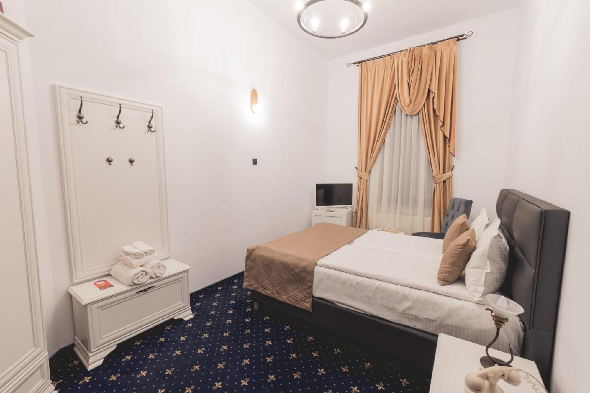 Hotel Carol - Vatra Dornei Exteriör bild