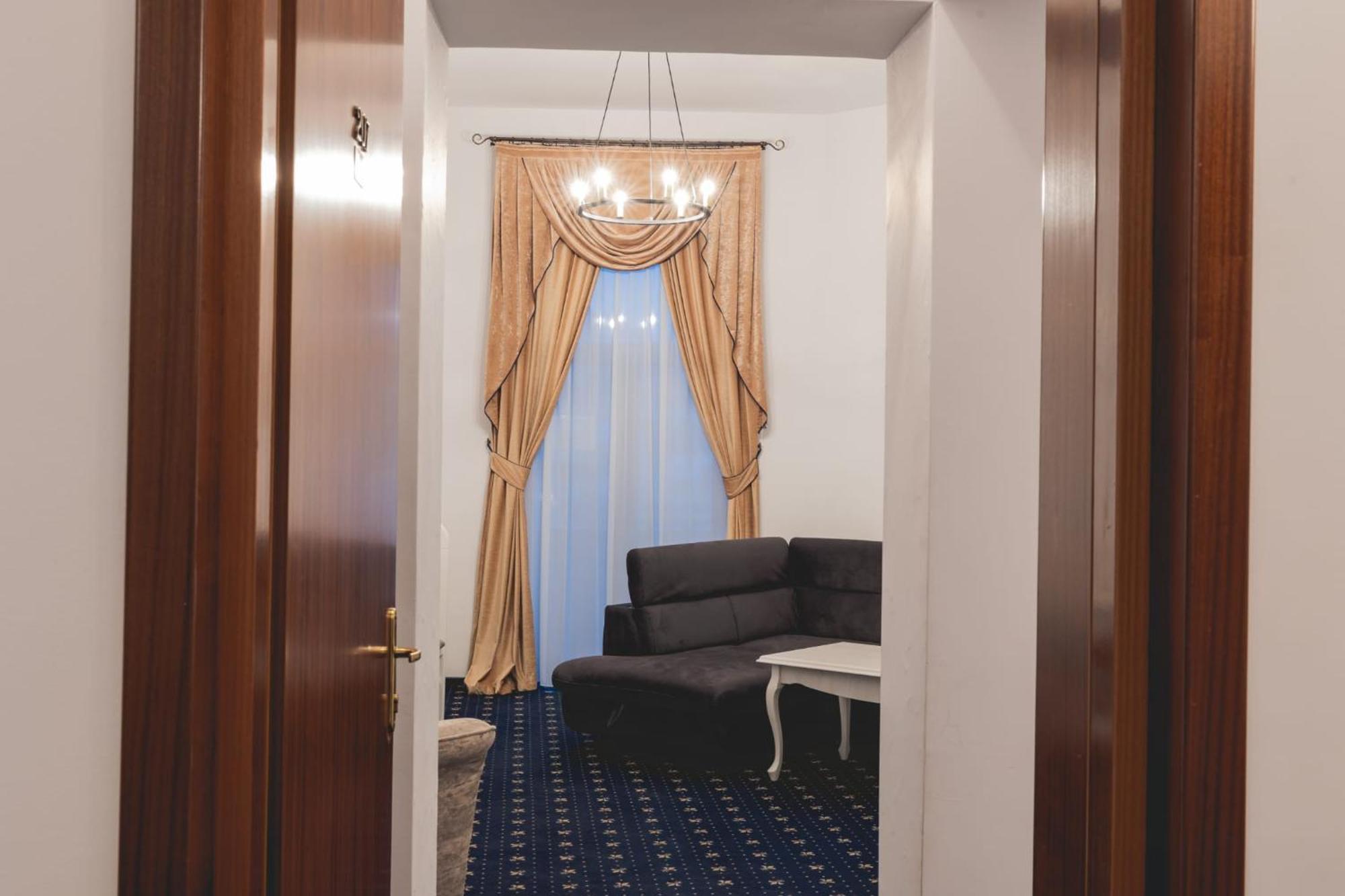 Hotel Carol - Vatra Dornei Exteriör bild